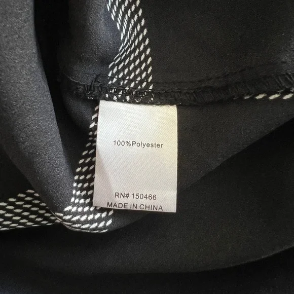 41 Hawthorne | Black and White Blouse | V-Neck and Pleated Front Detail - Picture 4 of 5